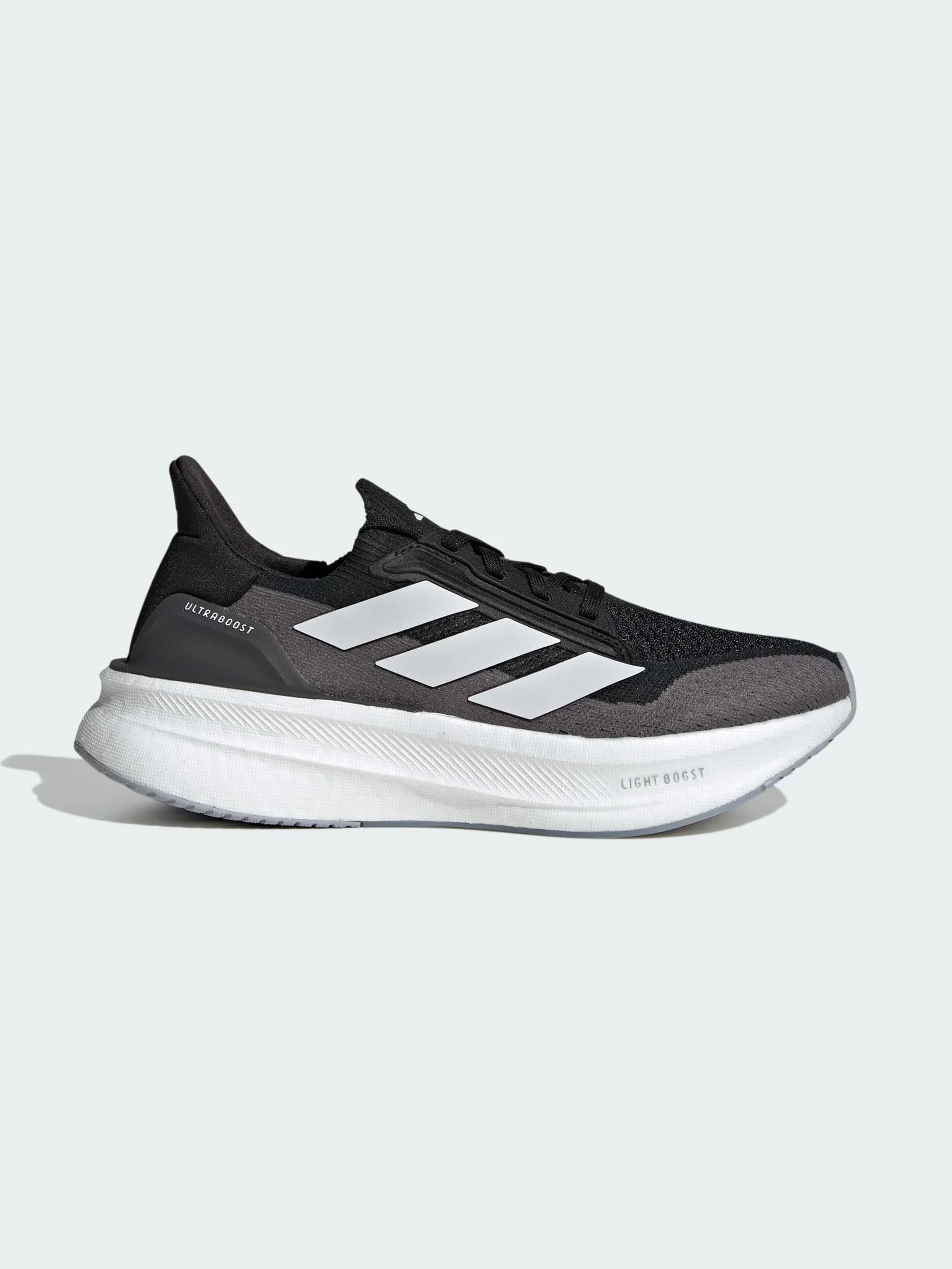 Zapatillas Ultraboost 5x en color core black / cloud white / carbon