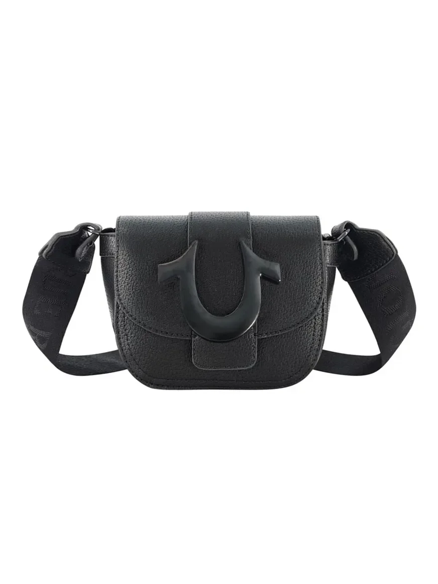 Bolso bandolera pequeño con solapa y detalles metálicos oscuros