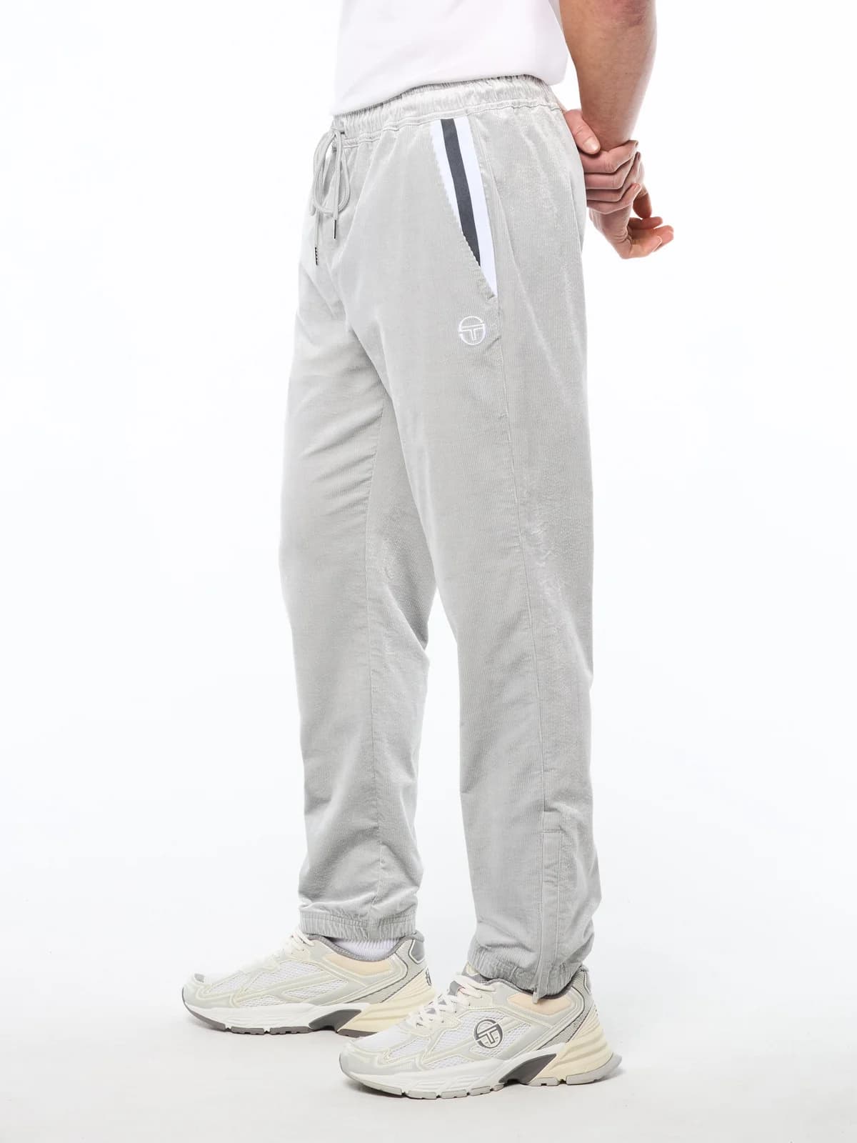 Pantalón Cordurado Track en color quiet grey
