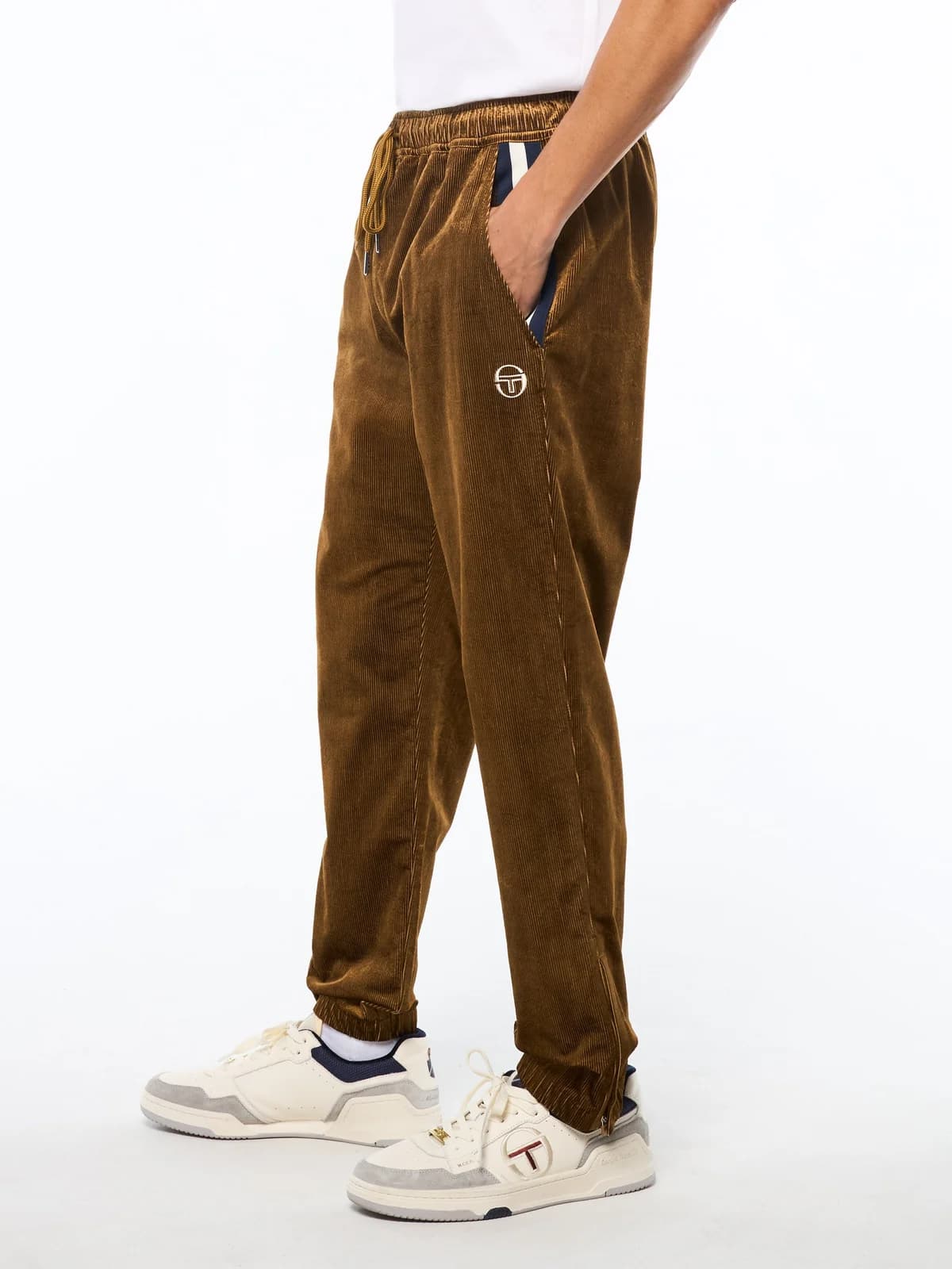 Pantalón Cordurado Track en color bronze brown