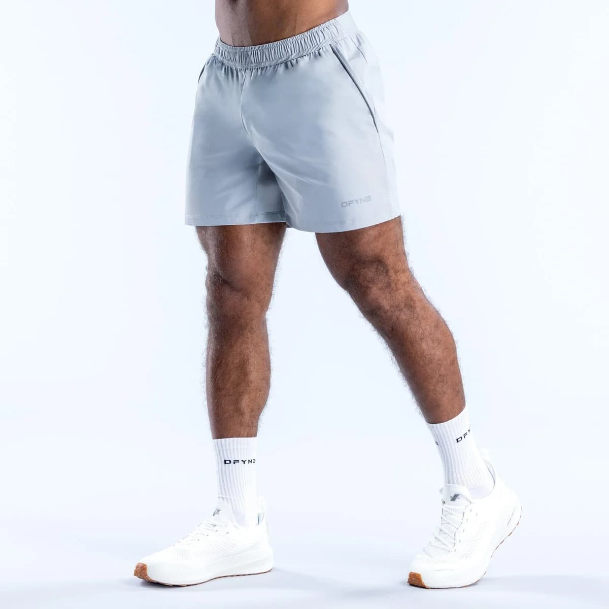 Shorts de Entrenamiento Charge de 6 Pulgadas en color Platinum