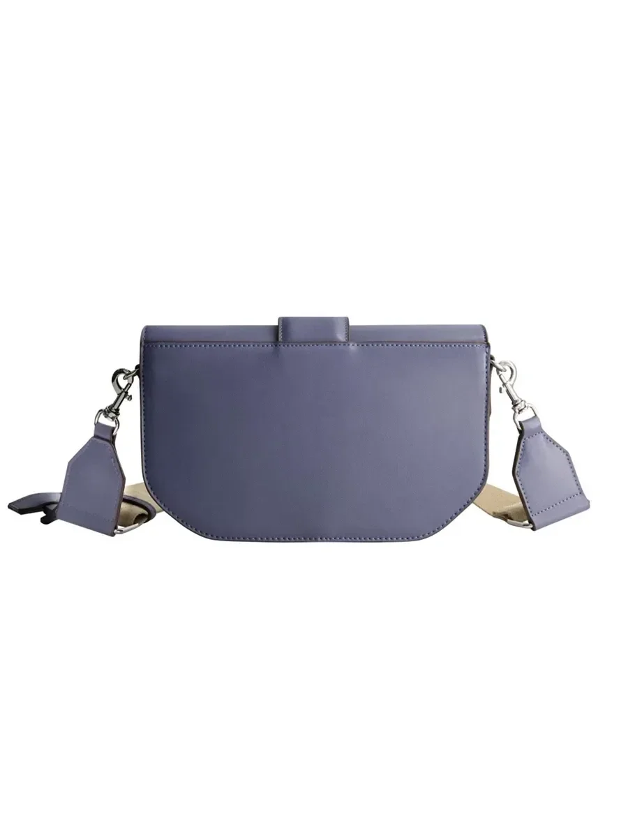Bolso de hombro con detalle del logotipo distintivo - imagen 3