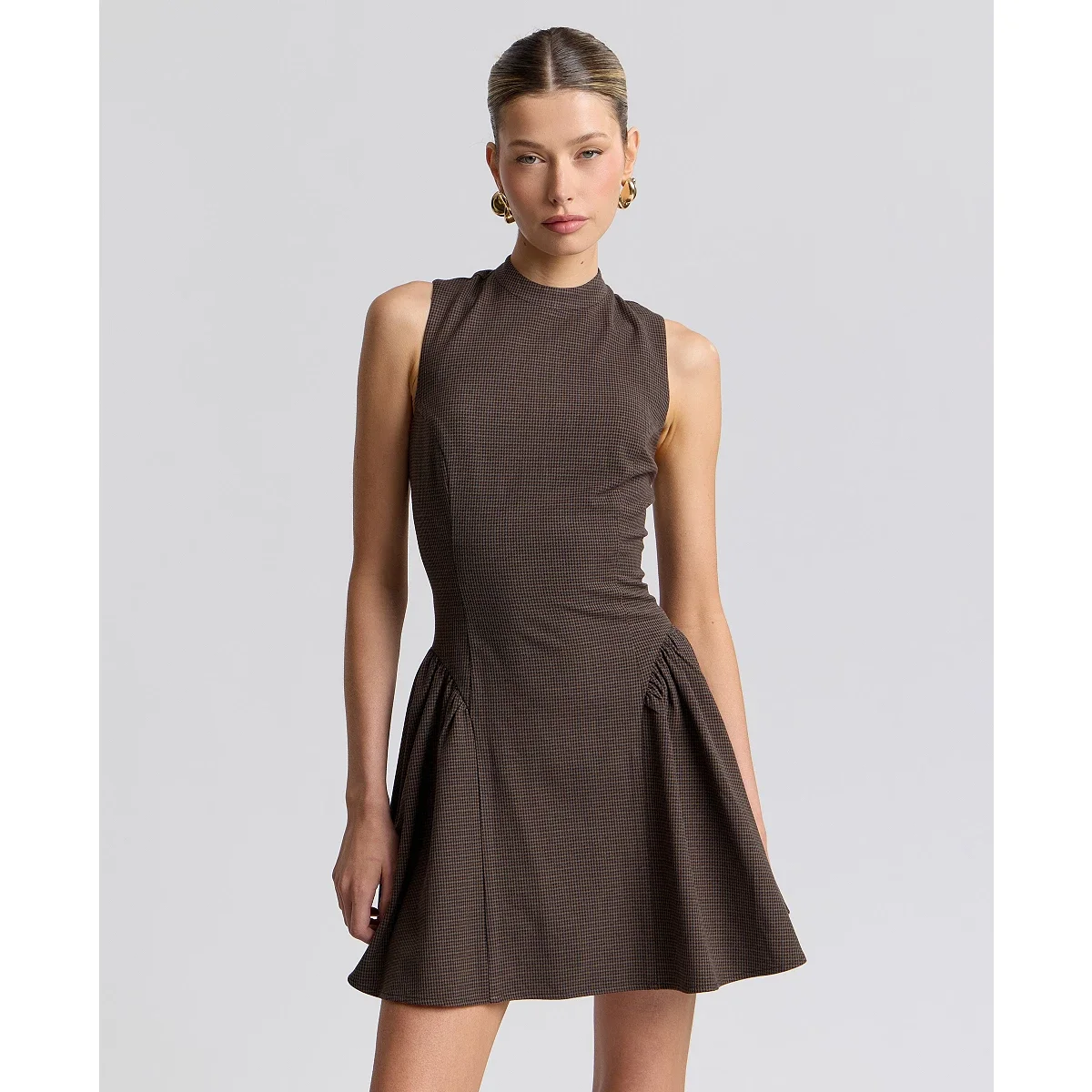Vestido Mini con Cuello Alto y Volante