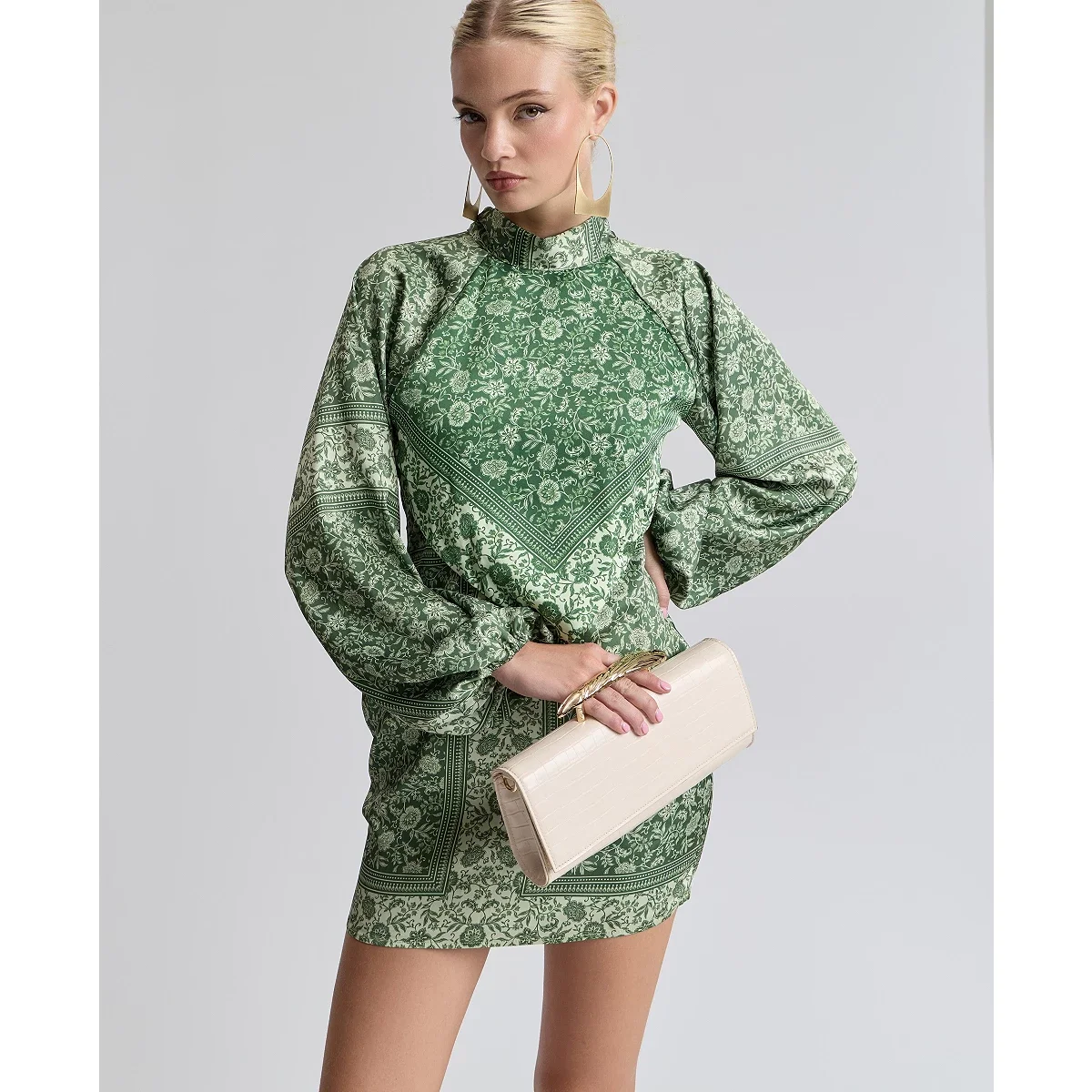 Minivestido Estampado de Satín con Pañuelo en el Cuello - imagen 7