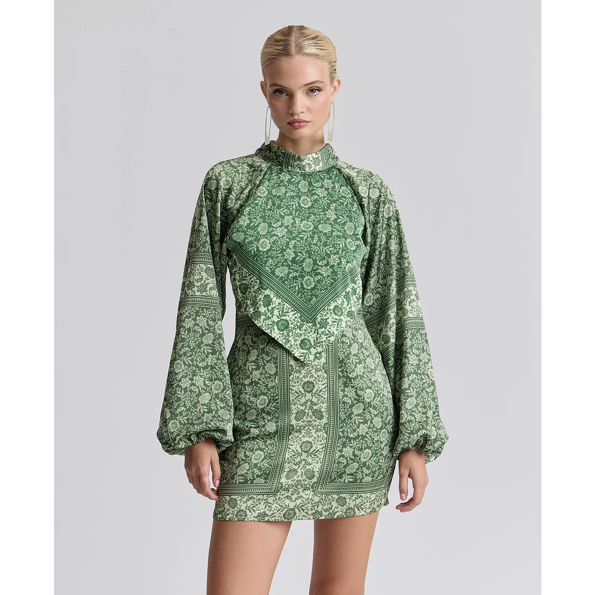 Minivestido Estampado de Satín con Pañuelo en el Cuello - imagen 8