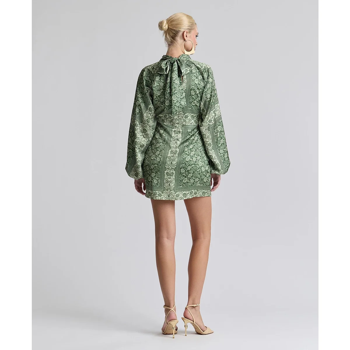 Minivestido Estampado de Satín con Pañuelo en el Cuello - imagen 2