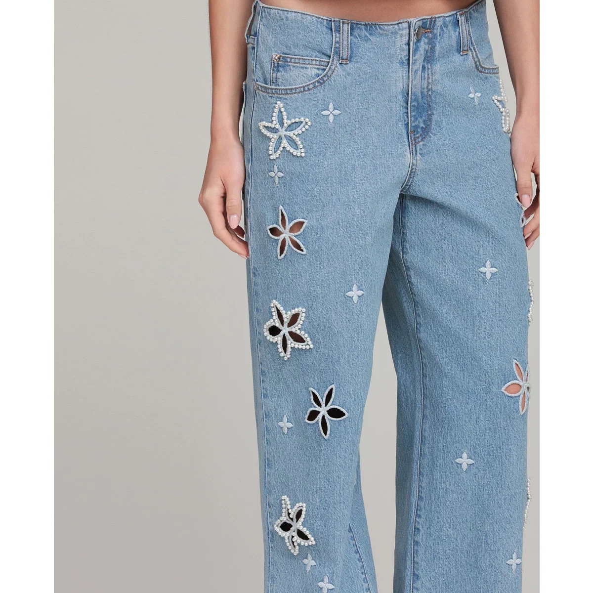 Jeans de Tiro Medio con Recortes Florales - imagen 5