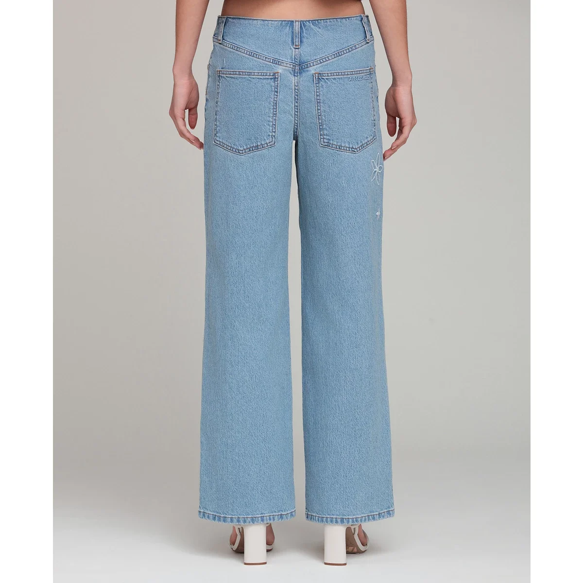 Jeans de Tiro Medio con Recortes Florales - imagen 11