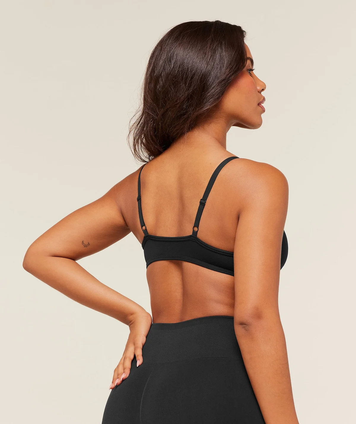 Top Deportivo Soft Sculpt de Cuello en V - imagen 3