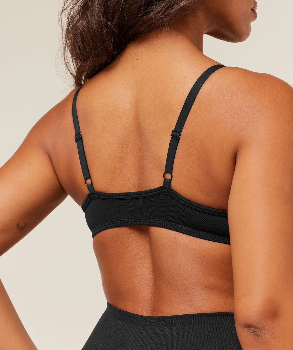 Top Deportivo Soft Sculpt de Cuello en V - imagen 6