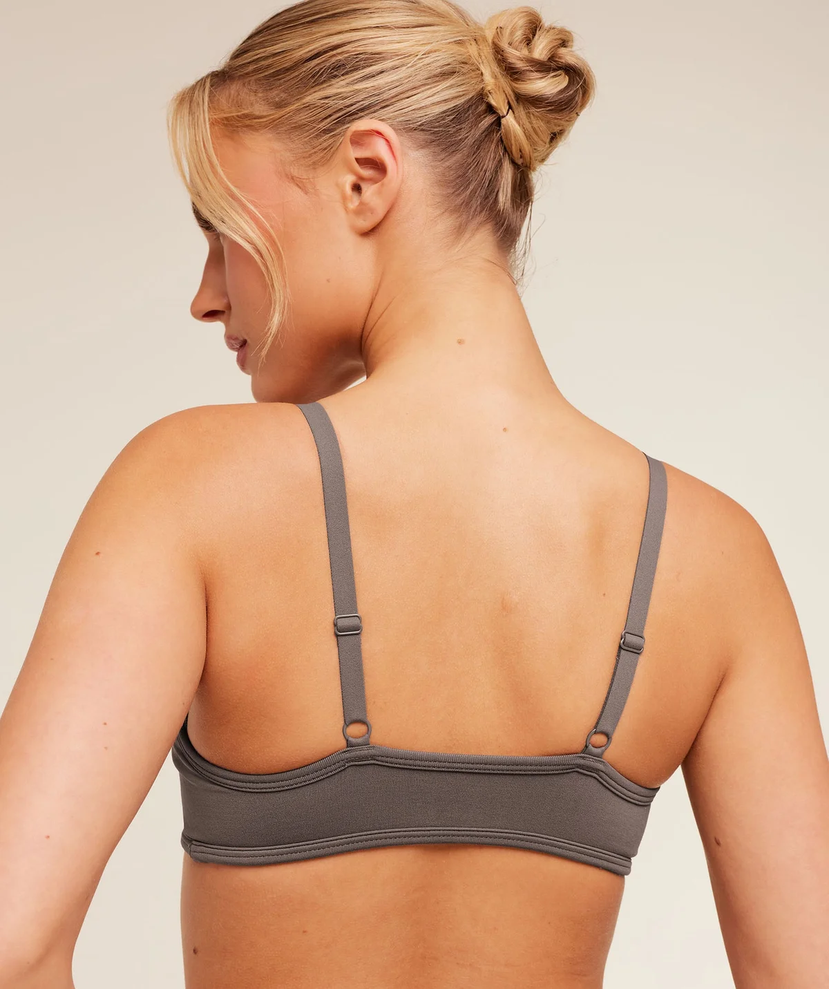 Top Deportivo Soft Sculpt de Cuello en V