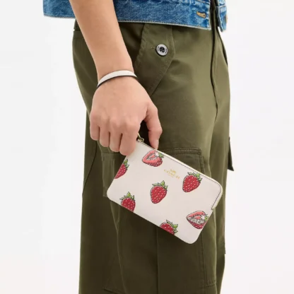 Bolso de mano con cremallera en las esquinas y estampado de fresas - Imagen 2